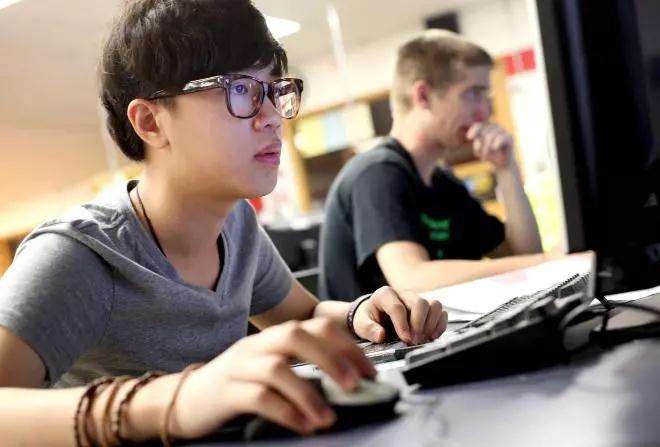 浙江大学一位女留学生走红,长相酷似"赫本",中文名字十分霸气