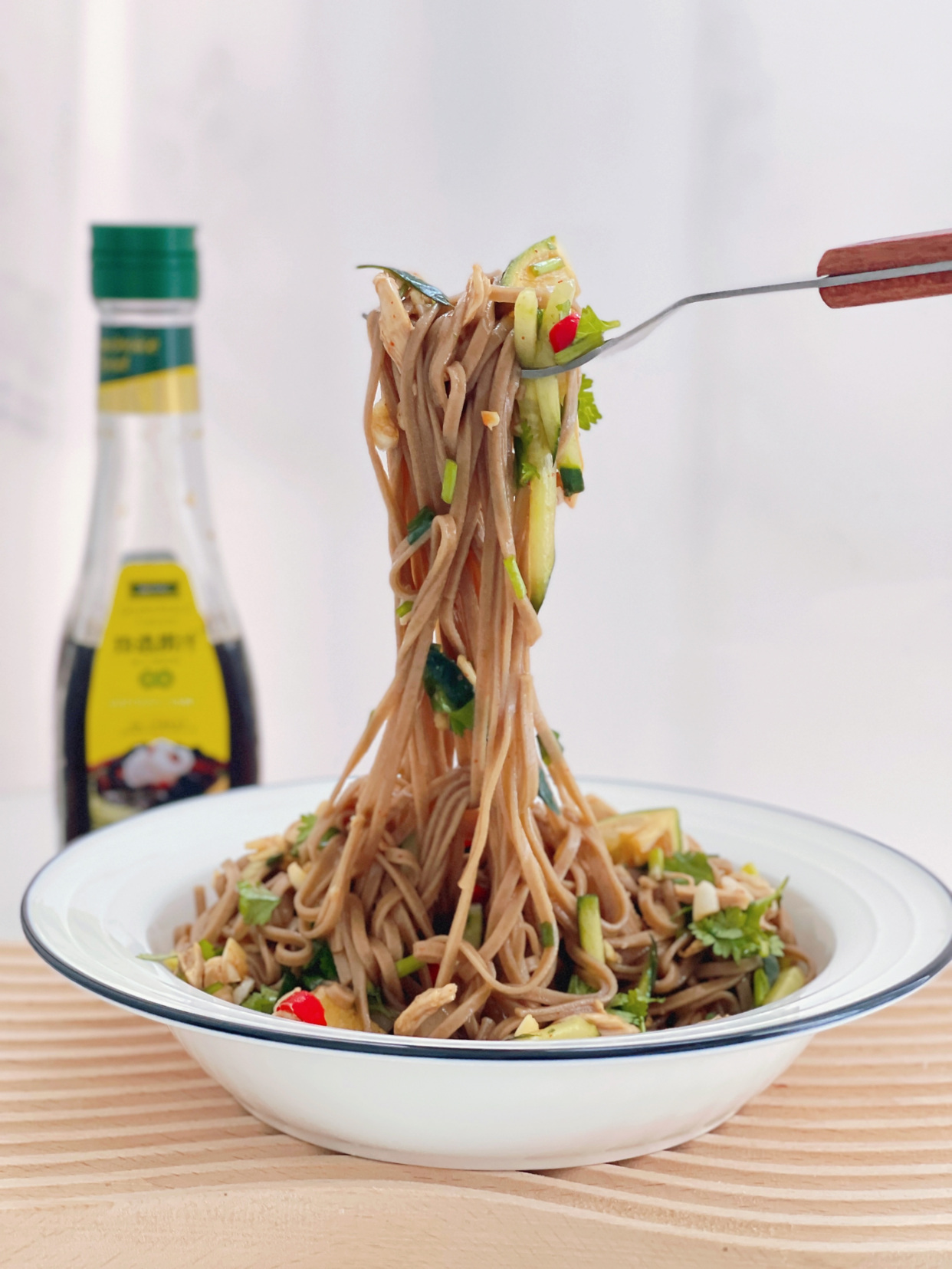 健康瘦身餐:鸡丝凉拌荞麦面