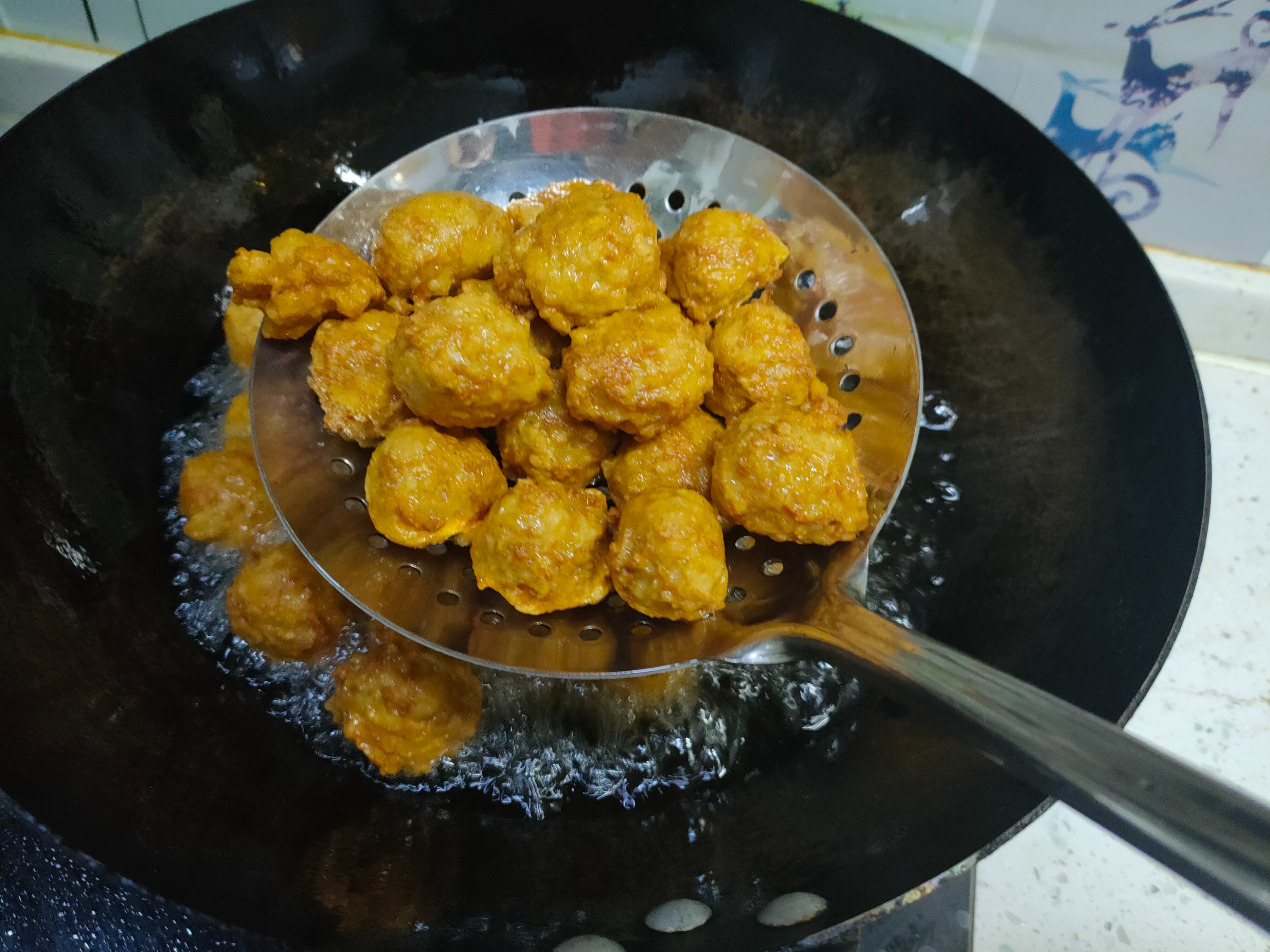 炸肉丸子,加面粉还是淀粉?教你正确做法,外酥里嫩不发硬