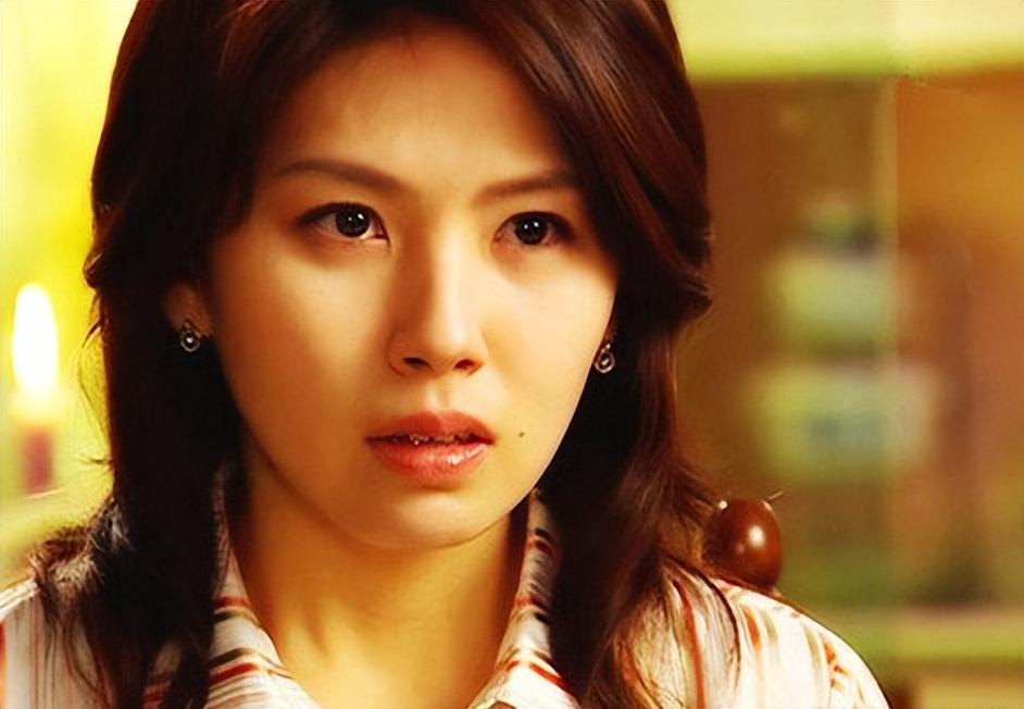 遭财阀戏弄,领奖时被塞"玩具",韩星李恩珠终究还是选择了离开