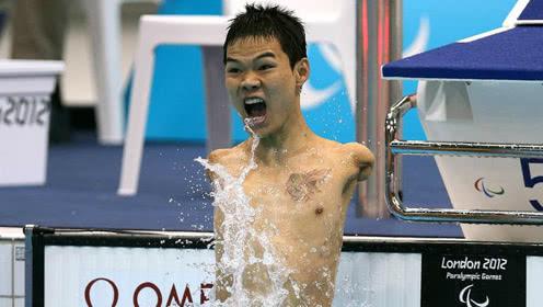 传奇!他失去双臂但游泳飞快,八年训练终成功,残奥两次勇夺金牌