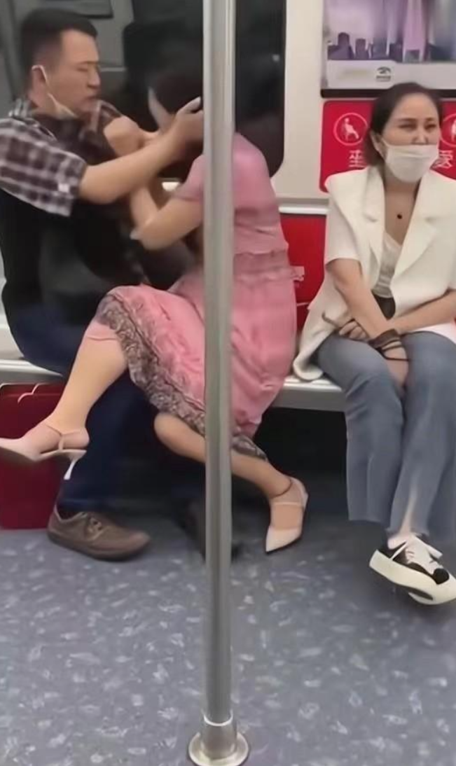 地铁里情侣激情相吻摸胸女子陶醉闭着眼睛网友有些辣眼睛