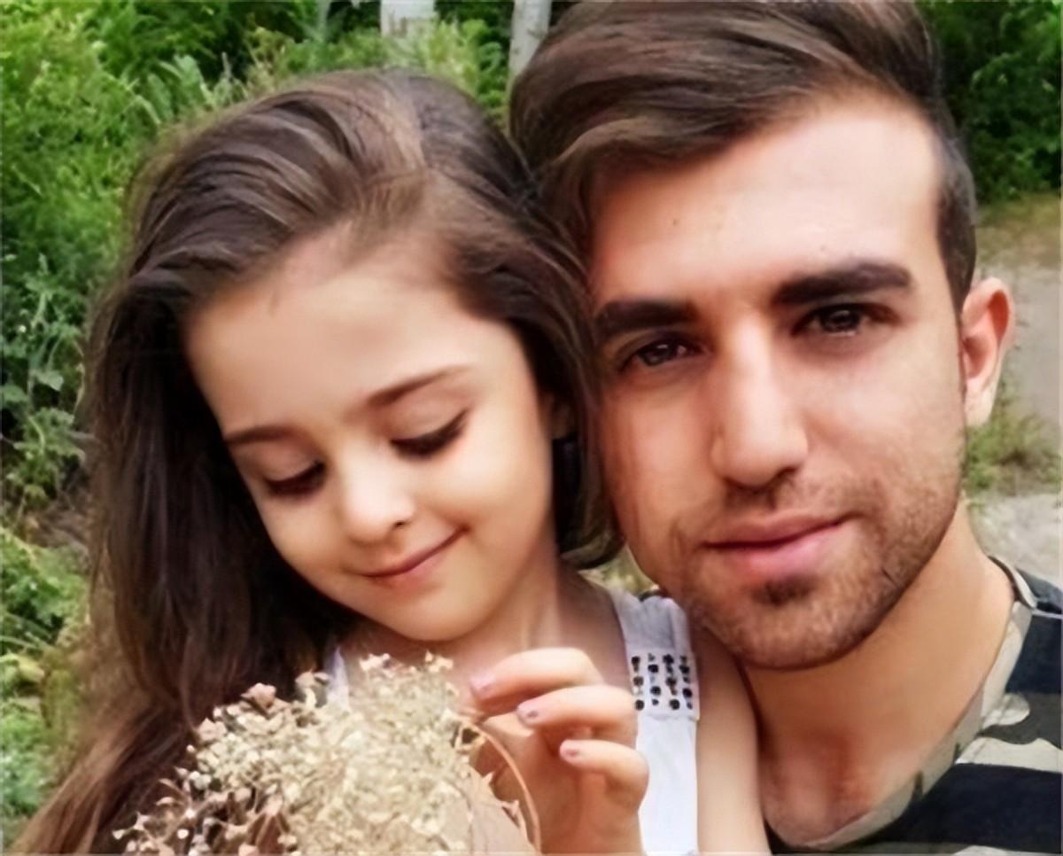 这位生活在伊朗的女孩叫mahdis·mohammadi,翻译成中文叫做马赫.