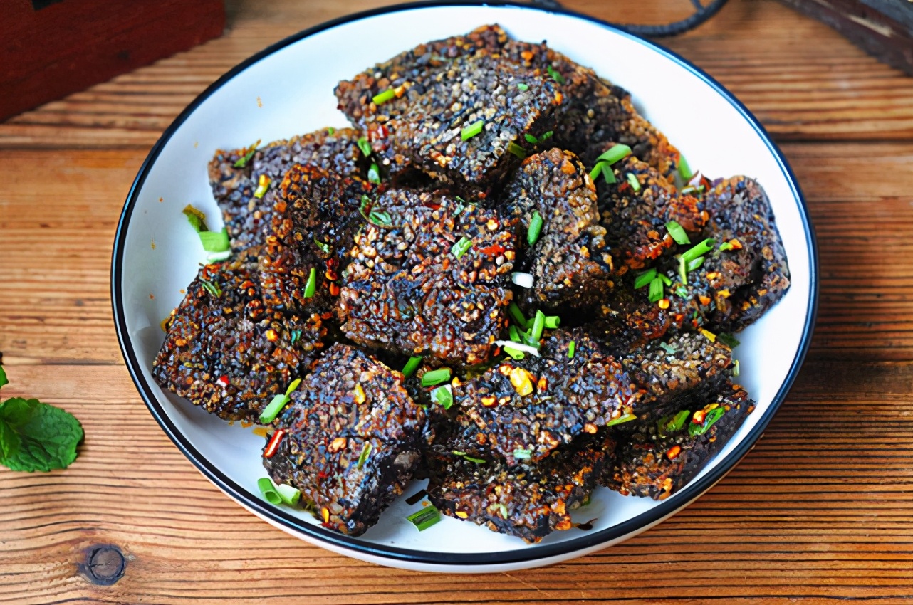 冬吃血粑最补人,湖南人的最爱,市场上买不到,自己做吧,挺简单