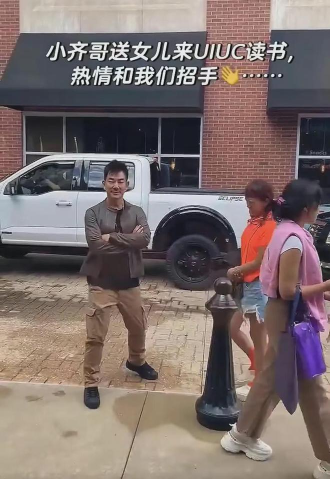 任贤齐在美国的近况被曝:和54岁的老婆在越南餐馆用餐,状态超好