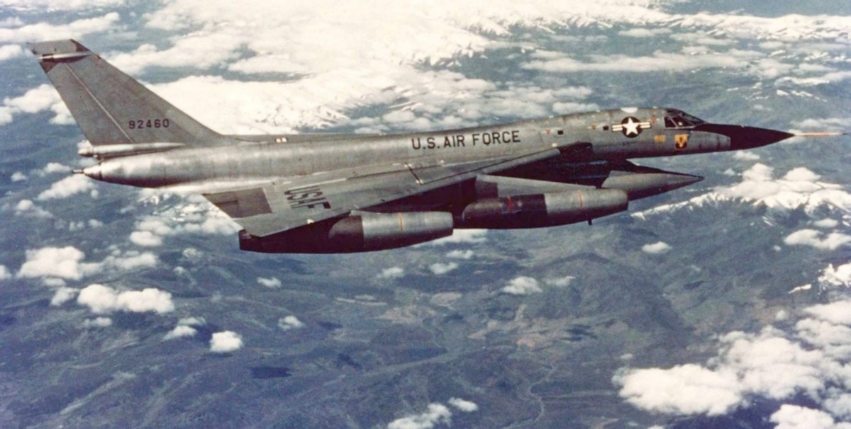 聊聊b-58:超音速战略轰炸机突发爆胎,飞是能飞起来,回不去了