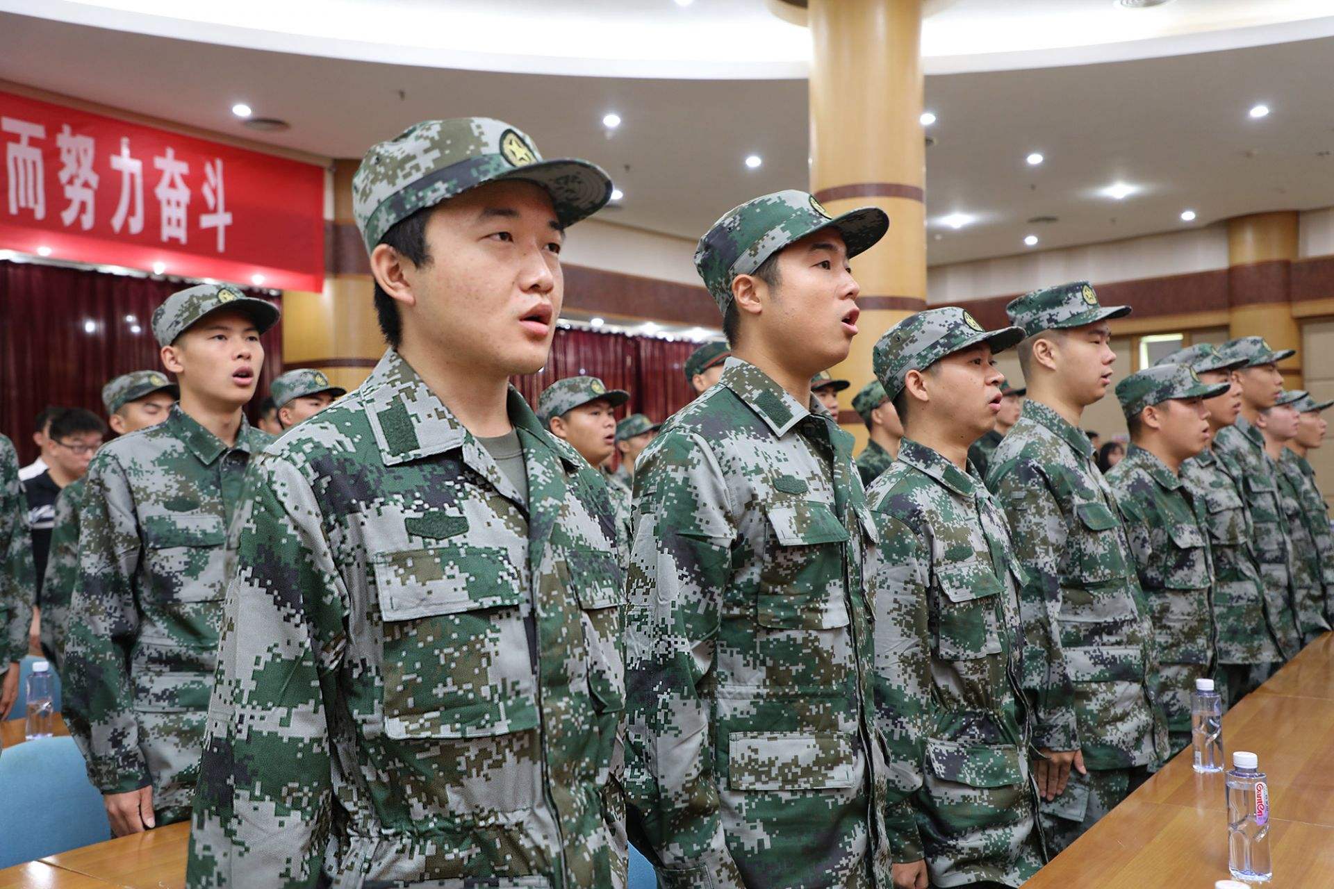 大学生找不到人生目标,入伍当兵也是好选择,退伍后待遇让人羡慕