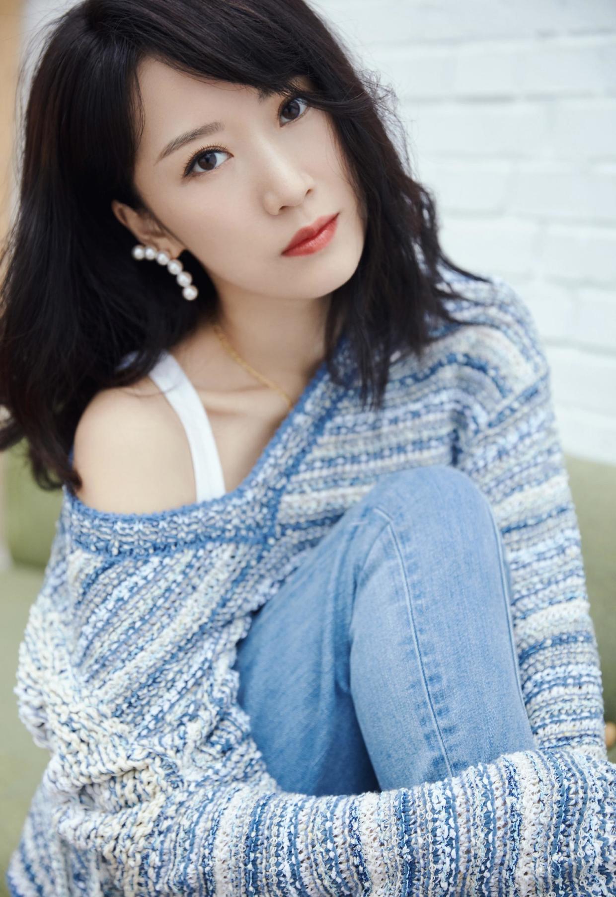 李念真没"阔太架子",穿红色吊带连衣裙俏皮温柔,甜成邻家小妹