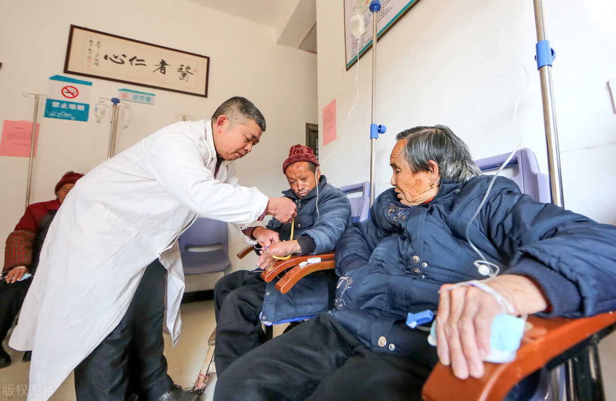 乡镇医院设施更齐全,乡村诊所很简陋,为何农民却愿意去小诊所?