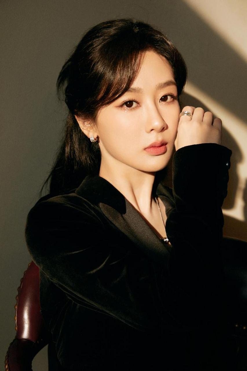 杨紫穿黑丝绒西服干练飒爽 露美背气场强 playstopmutemax volume