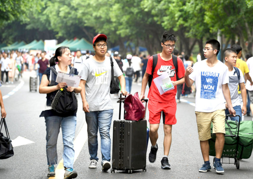 大学上学照片图片