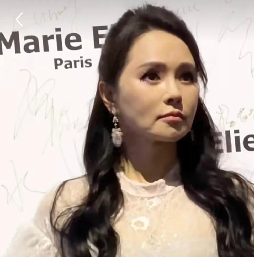 55岁伊能静时装周生图曝光,脸上凹凸不平皮肤松弛下垂,真的老了