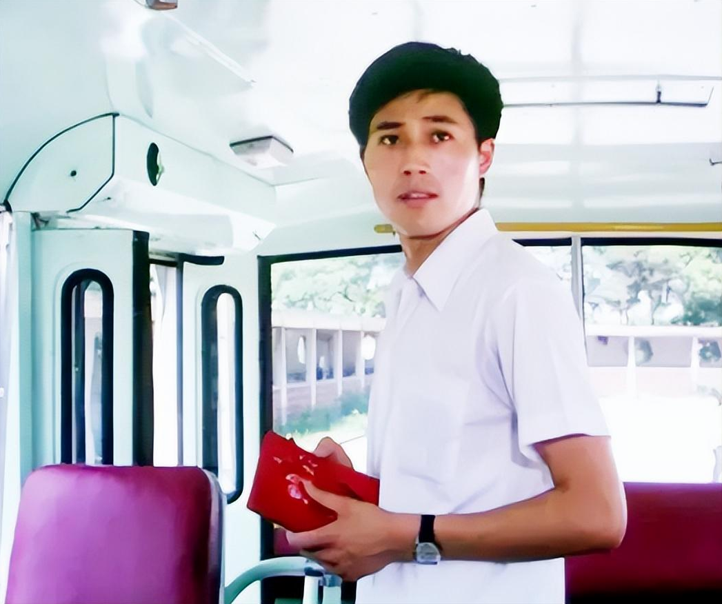 著名演员王伟平:25岁爆红,娶初恋为妻,花500元都要向妻子请示