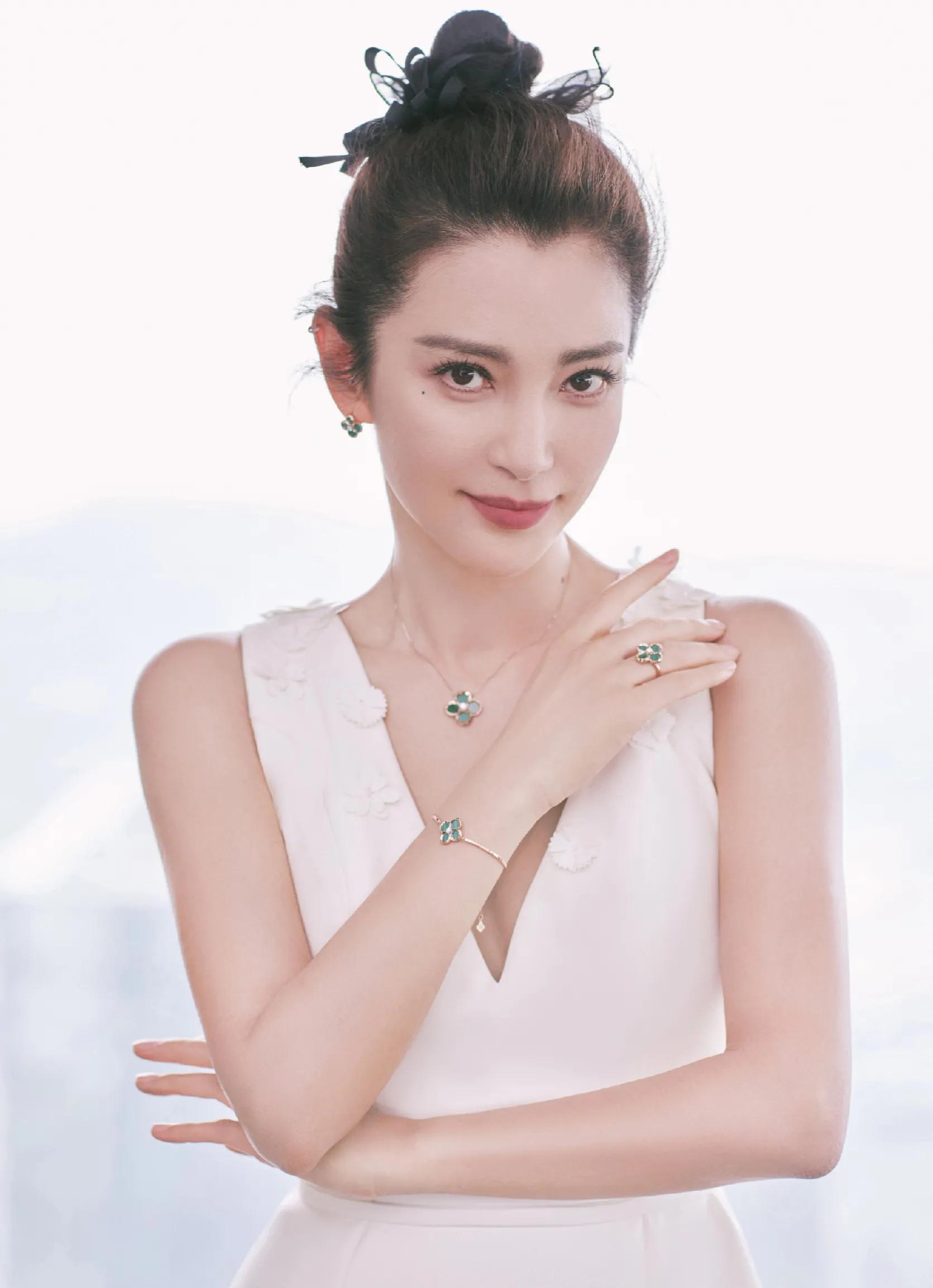 50岁李冰冰脸垮了皮肤黑黄满脸皱纹超显老脚踩恨天高仍矮小