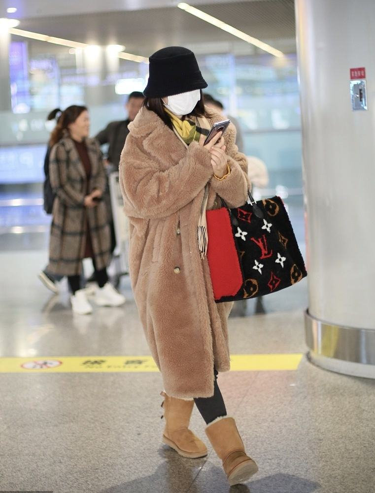 张杰谢娜罕见同框走机场,两口子穿情侣装秀恩爱,好像偶像剧一样