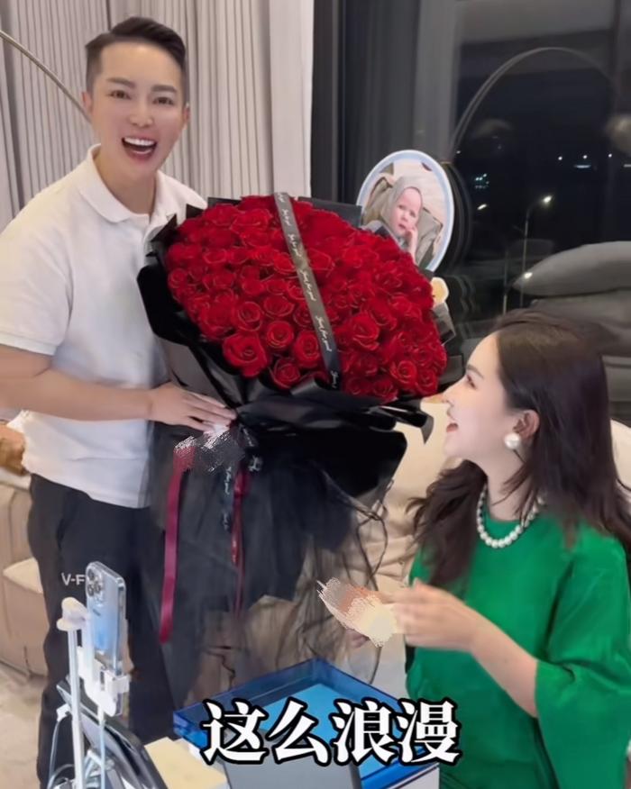 同性恋富婆开劳斯莱斯参加发布会,港星黄宗泽胡定欣一起合影