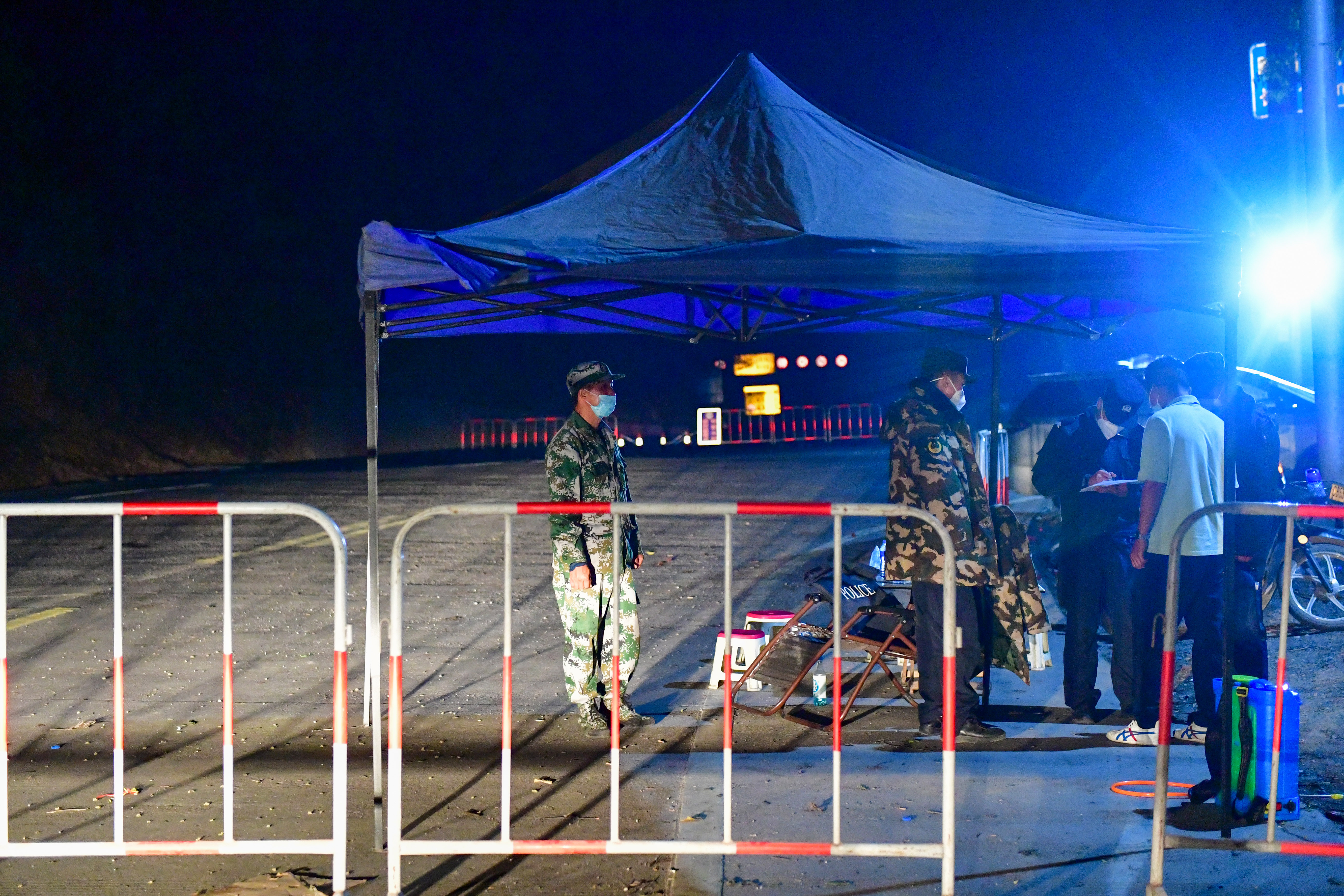 黑夜里的坚守——夜访瑞丽边境疫情防控执勤点(2)