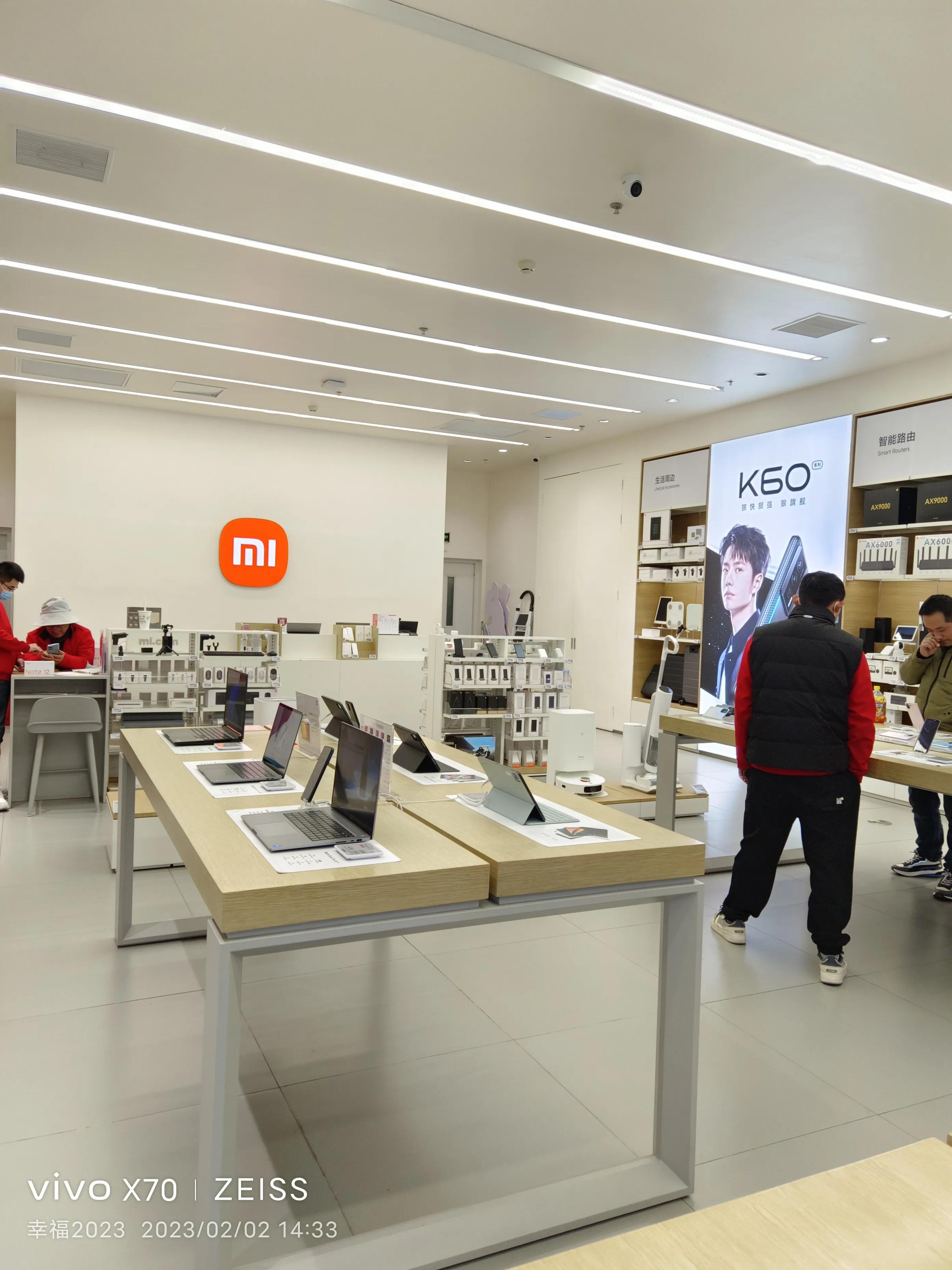 小米之家购买手机,和网购的体验截然不同,附加了很多服务