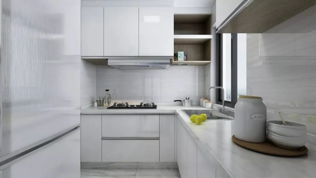 白色的橱柜和吊柜搭配白色瓷砖,让厨房空间更显明亮,l型厨房动线设计