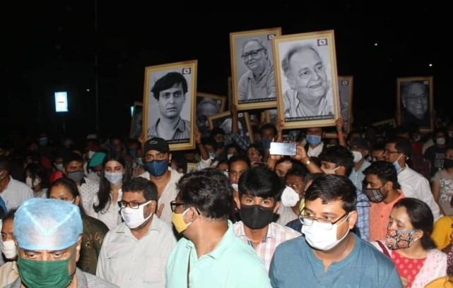 印度巨星因新冠去世,icu内照片曝光,家人竟在葬礼上与他吻别