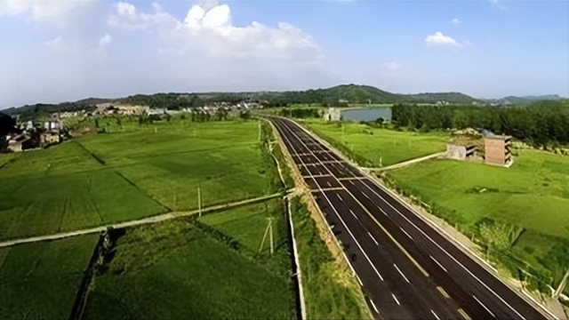 g320公路经上海,嘉兴,杭州的时候,这里的景色是最美的,这让公路变得