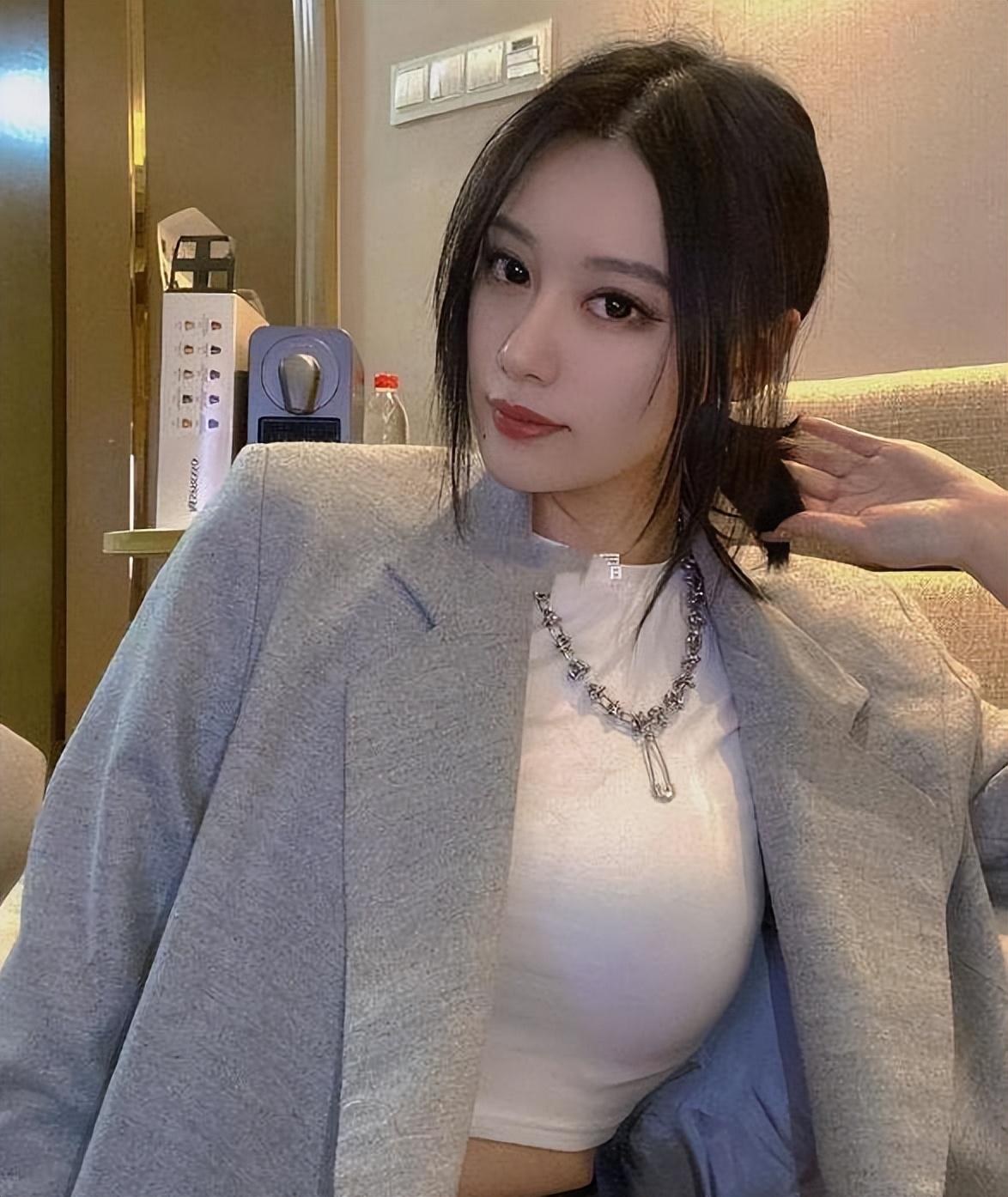 范志毅三任老婆各个貌美如花,一个空姐,一个模特,老三是名演员