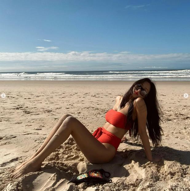 44岁孙芸芸澳洲海边度假,穿橘色泳衣秀好身材,古铜色皮肤抢镜