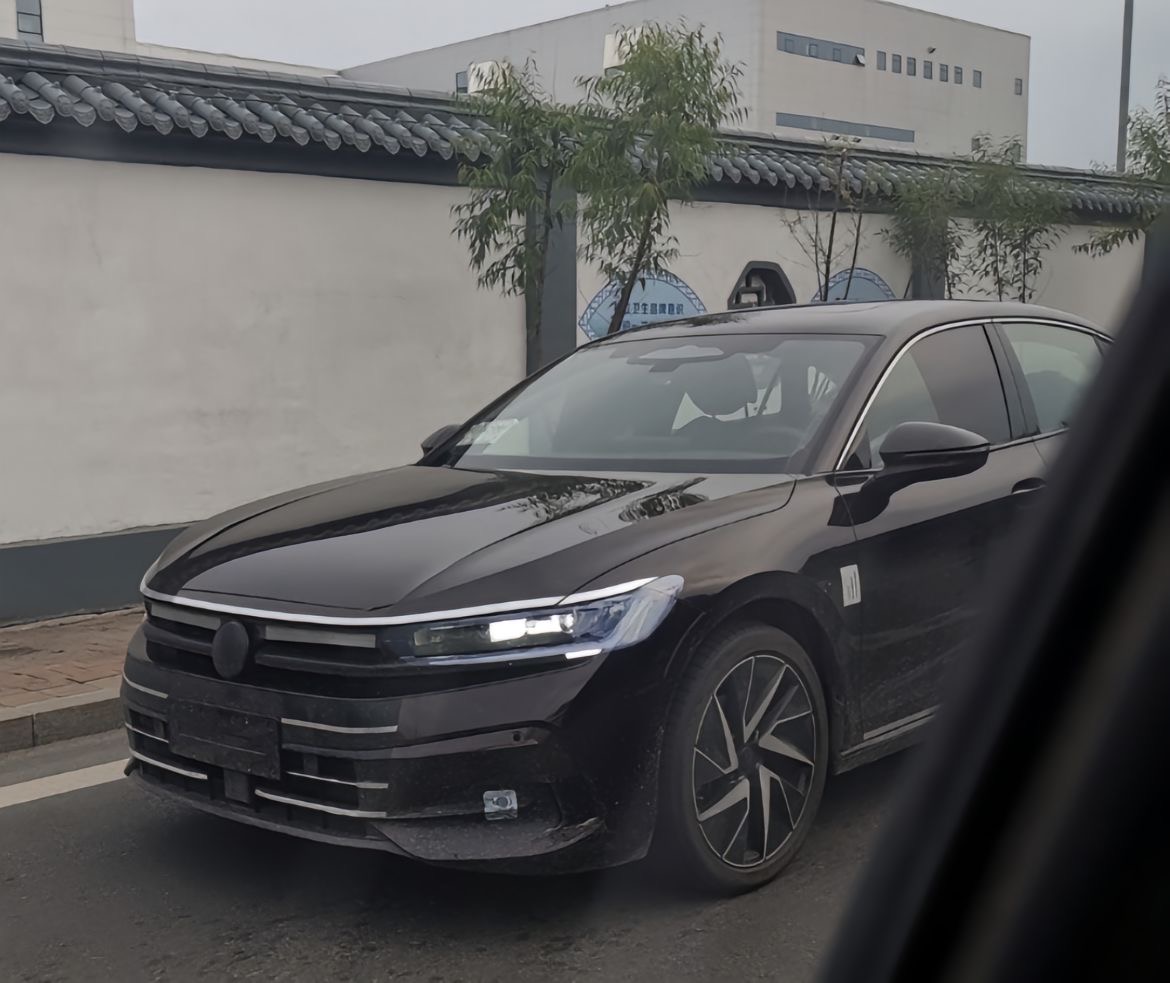 新一代迈腾b9实车曝光,配贯穿尾灯 三大屏,或换奥迪a8l同款2.0t