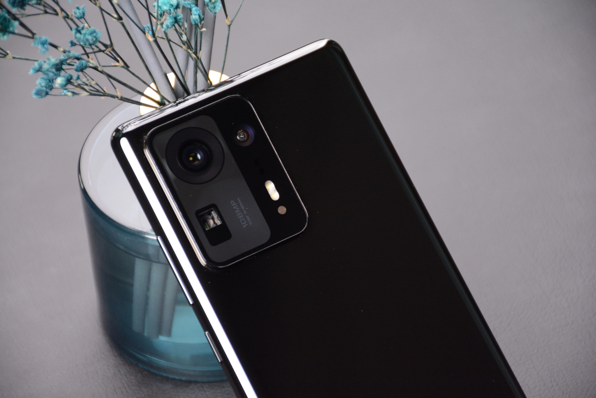 小米mix4系列真机图赏:陶瓷质感,黑得纯粹,还有屏下摄像头