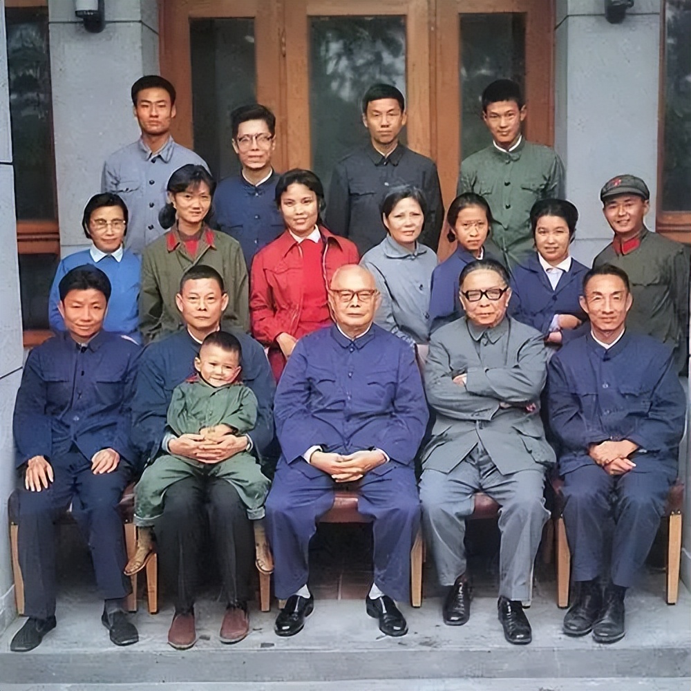 叶帅与女儿叶文珊的一张珍贵合影,女儿笑得真灿烂,场面十分温馨