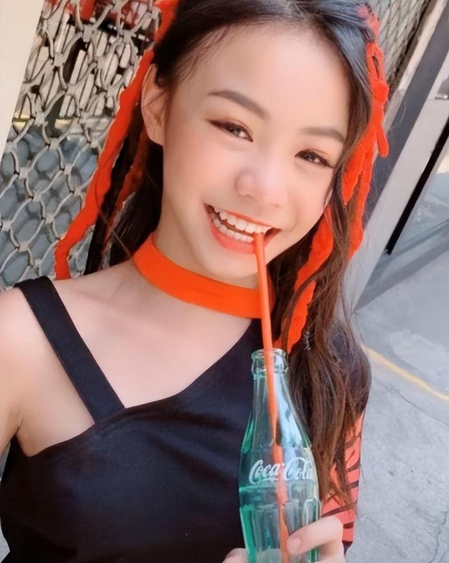 网红abcd妈翻车二姐和三弟经常温柔拥抱牵手亲吻像情侣引争议