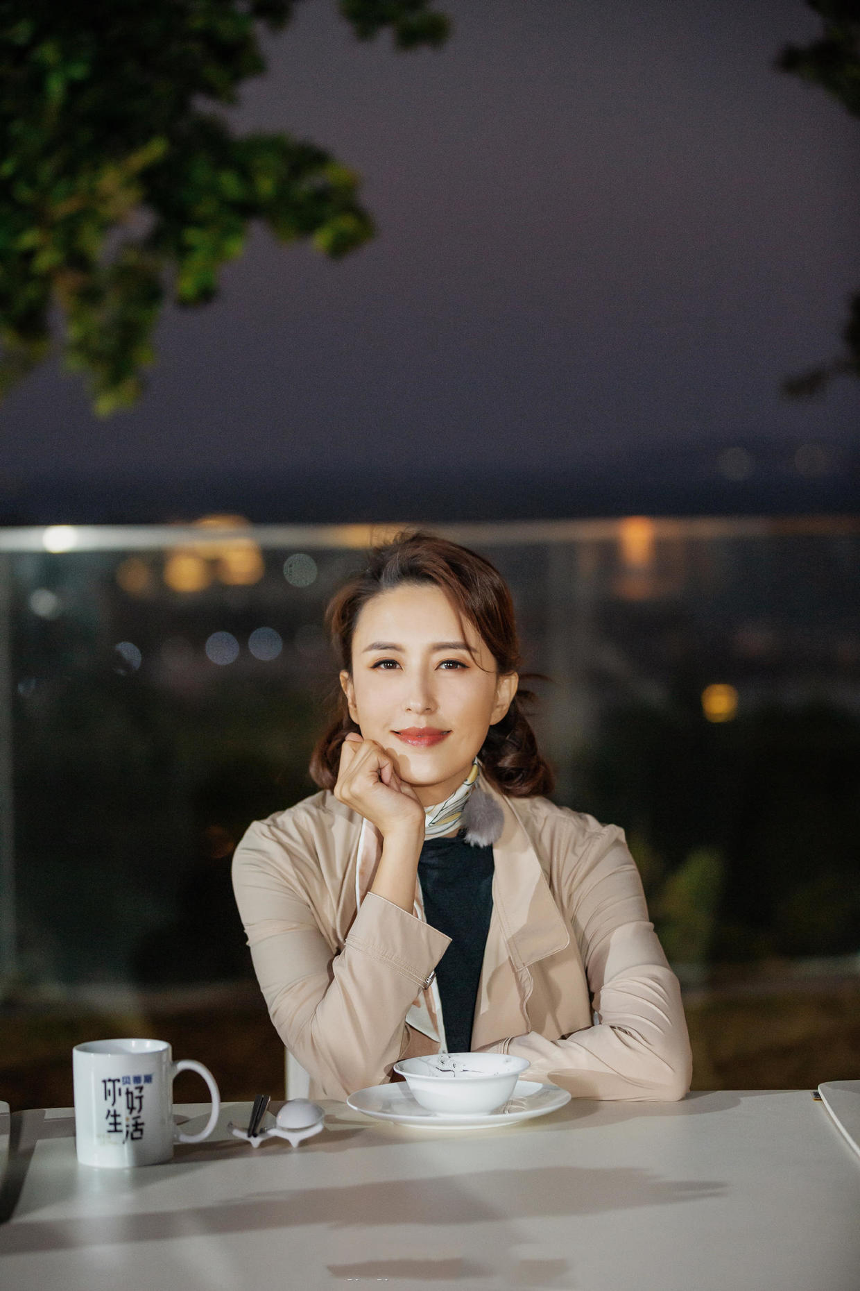 张蕾又现高级风穿搭,卡其色风衣搭条丝巾,气质在穿什么都显贵