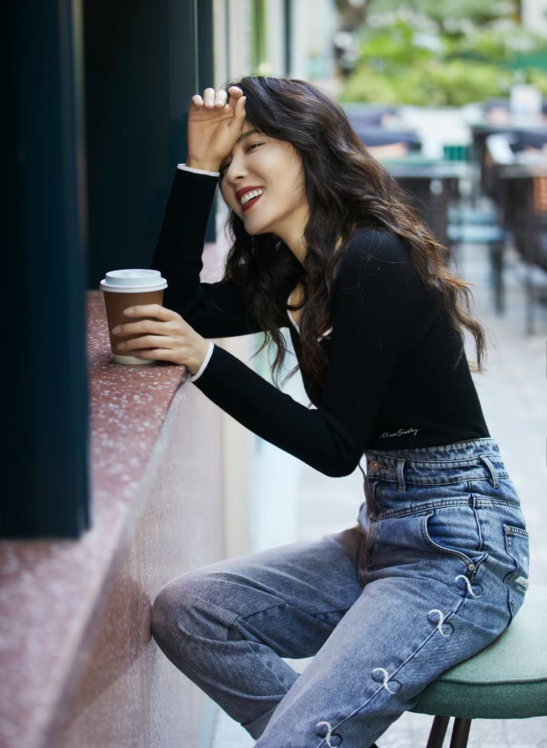 女明星秋冬牛仔裤穿搭示例:江疏影飒酷,曾黎妩媚,刘令姿前卫