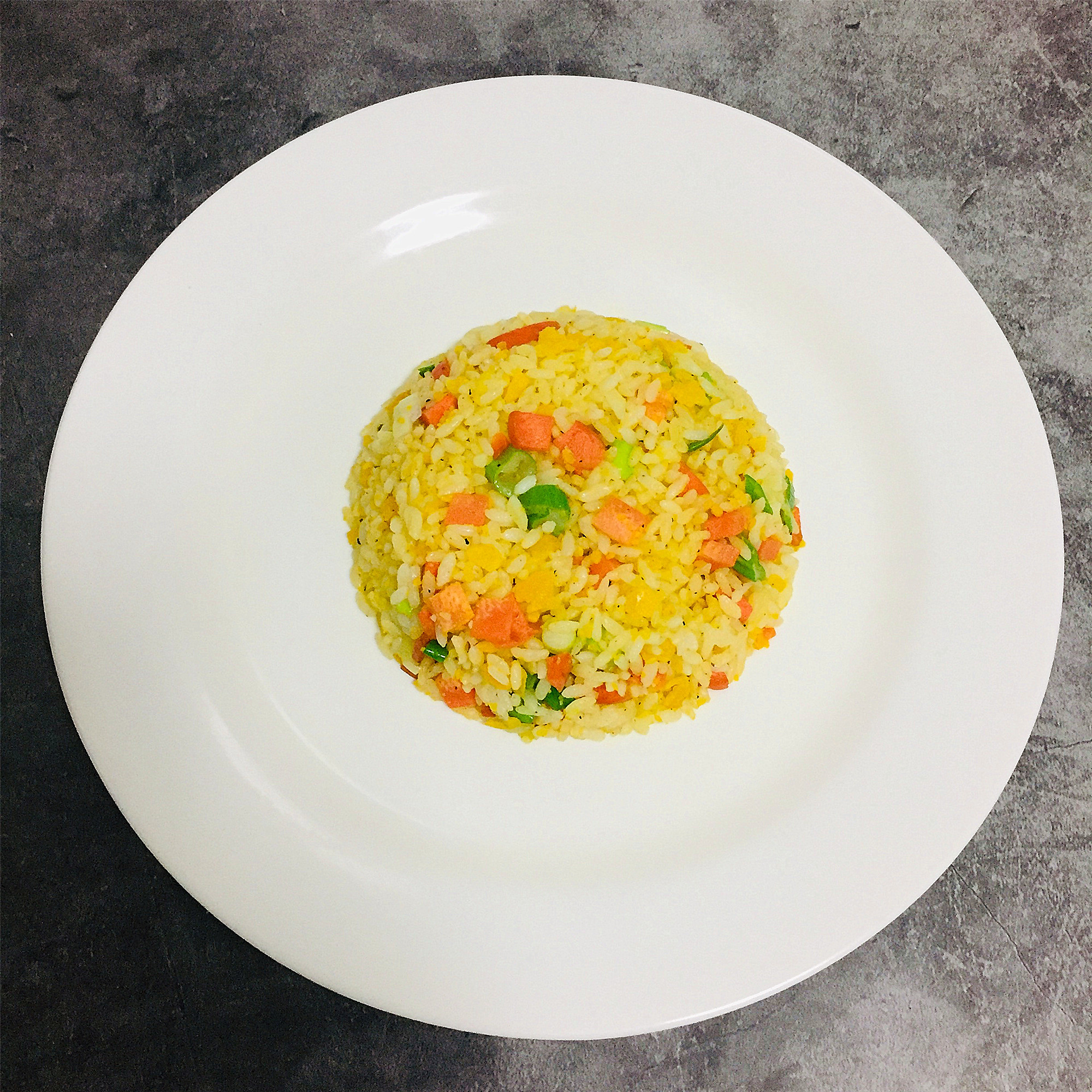 爆香的咸蛋黄炒饭,油润不腻,粒粒金黄,越吃越香!