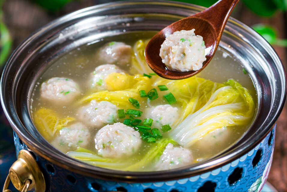 汆丸子,直接下锅容易碎,3个技巧掌握好,q弹香嫩,饱满多汁