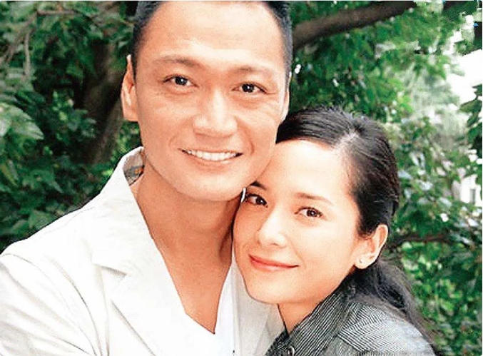 回顾港姐郭羡妮:舍豪门嫁穷小子,自费结婚生子,为农村公婆买房