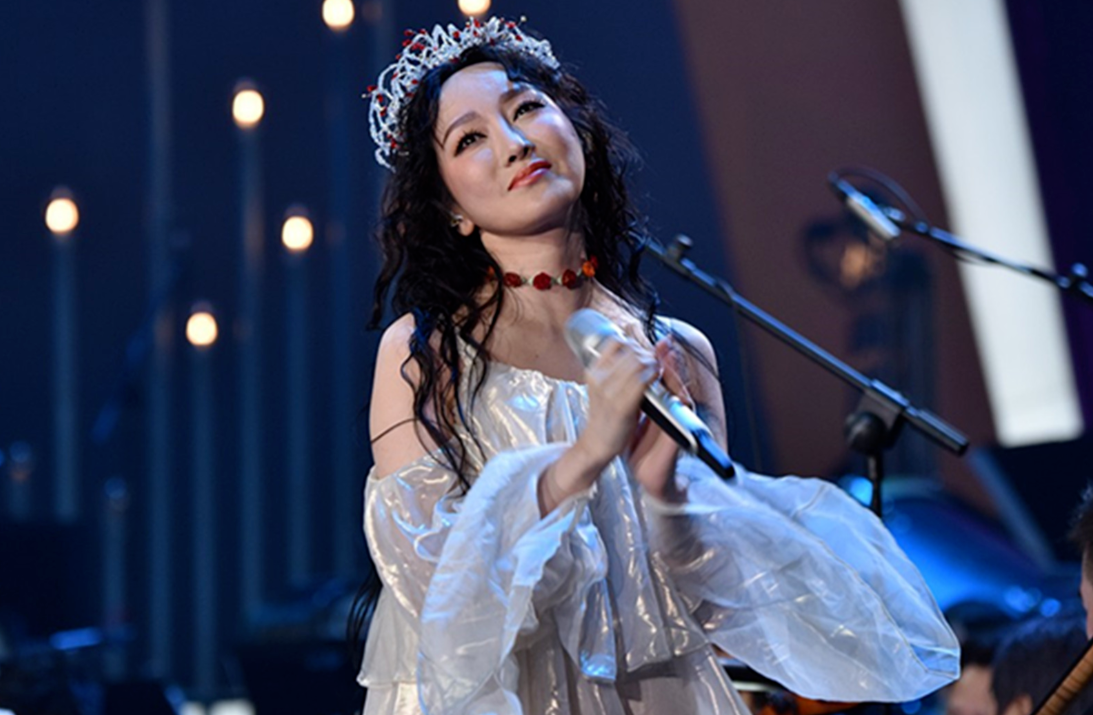 萨顶顶是一位备受瞩目的歌手,凭借着她独特的音色和出色的唱功,迅速崭