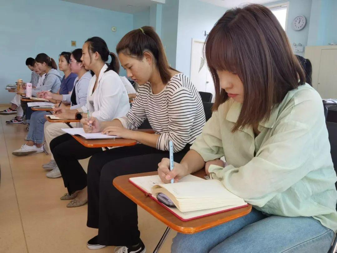 以法护航 共赴一场法治之约—育贤一幼“八五”普法宣传活动纪实(图4) 以法护航 共赴一场法治之约—育贤一幼“八五”普法宣传活动纪实(图4)