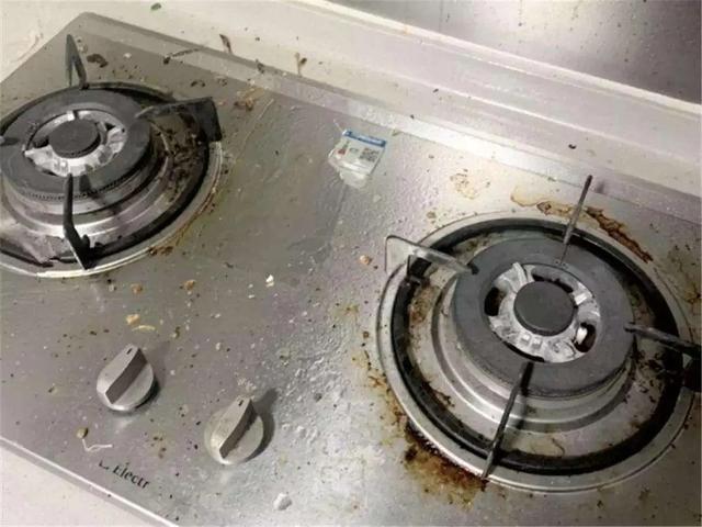 煤气灶台油污太严重,天天擦都没效果,2个方法让它亮洁如新