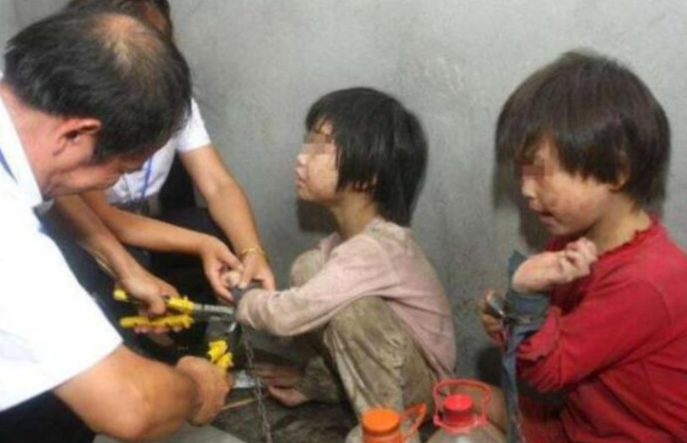 7岁男孩被拐,13年后逛博物馆,看到一陶瓷展览品大喊:小时候玩过