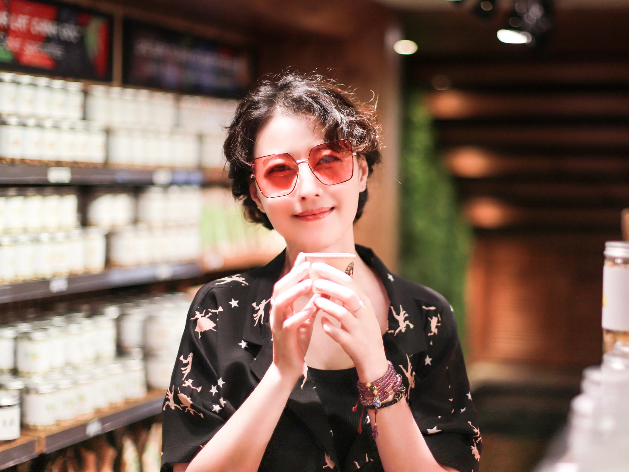 周海媚分享秋日生活好惬意,直播眼镜杀展现美颜无法复刻的好状态