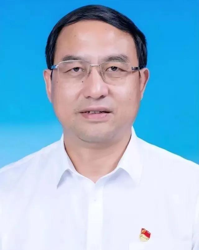 扬州市环保局局长金秋芬,靠傍上高官一路绿灯,贪污103万判6年