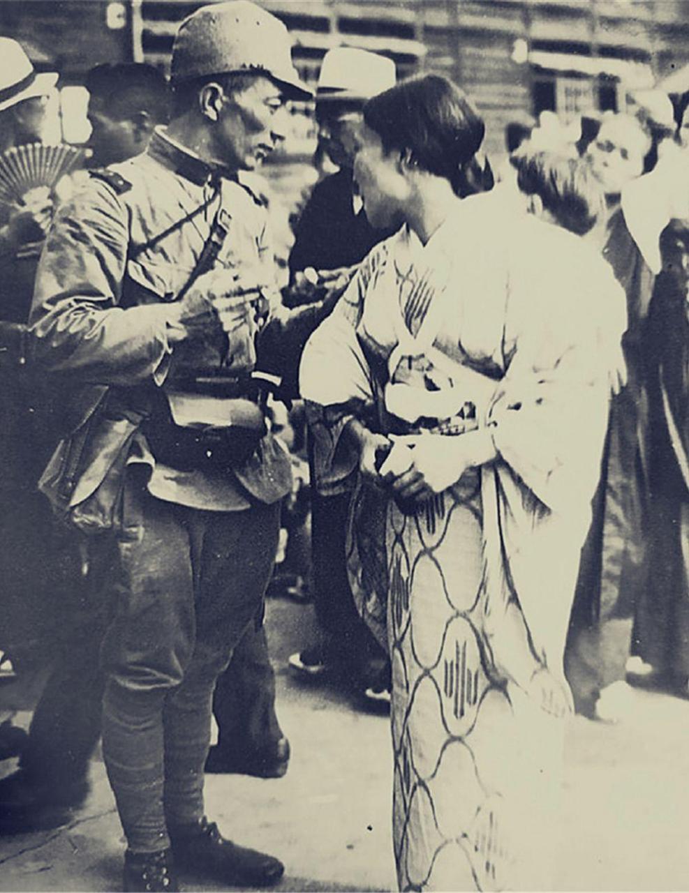 还有中国有句老话也说的很好"最毒妇人心",而二战时期的日本女人也