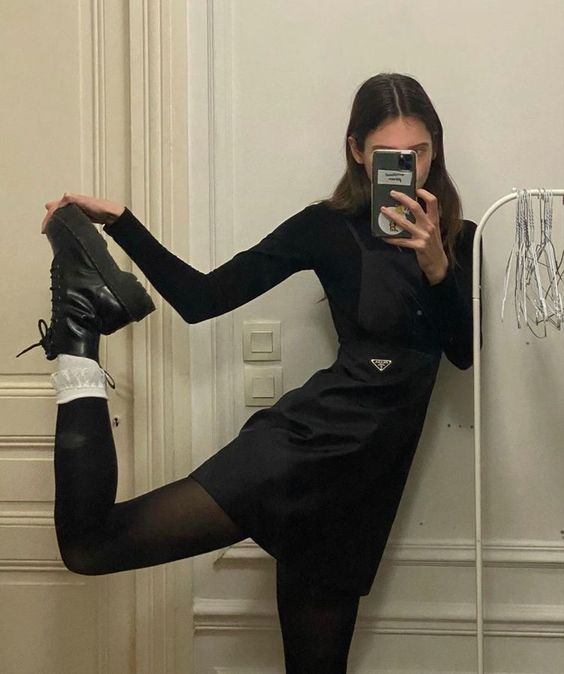 黑色裙子穿这些袜子才显得高级
