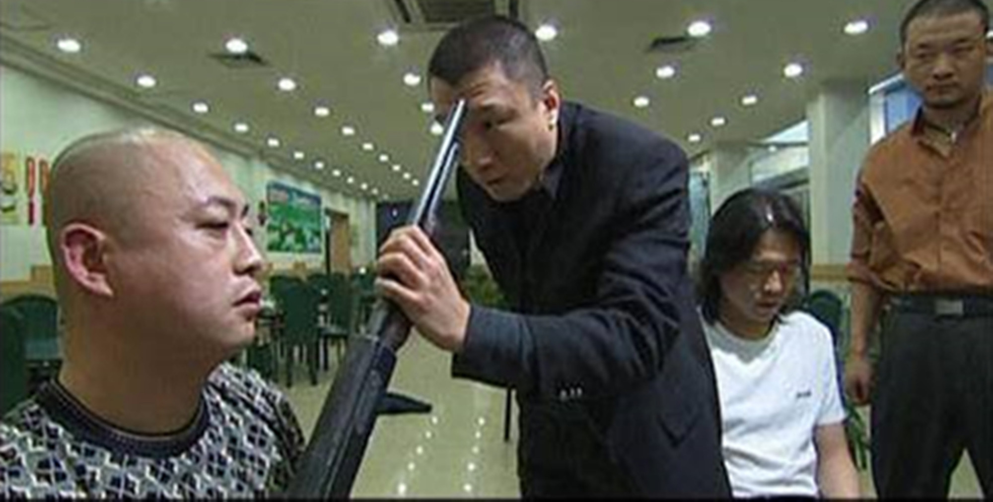 孙红雷吃饭被一帮人围着,慌张叫来石兆琪,只一个眼神对方全吓跑