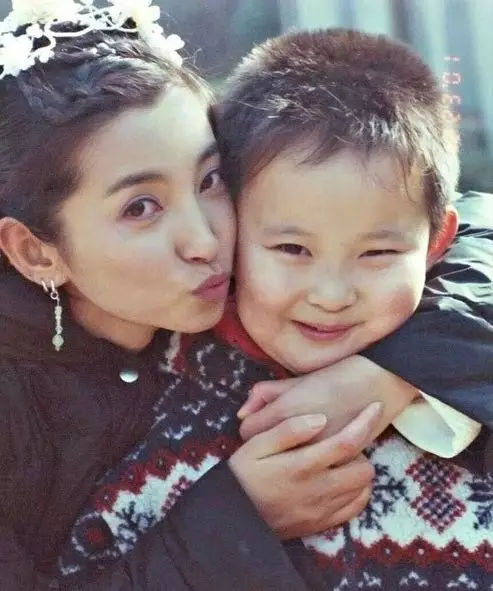 董子健:妈妈是王京花,19岁一炮而红,24岁就当了爸爸