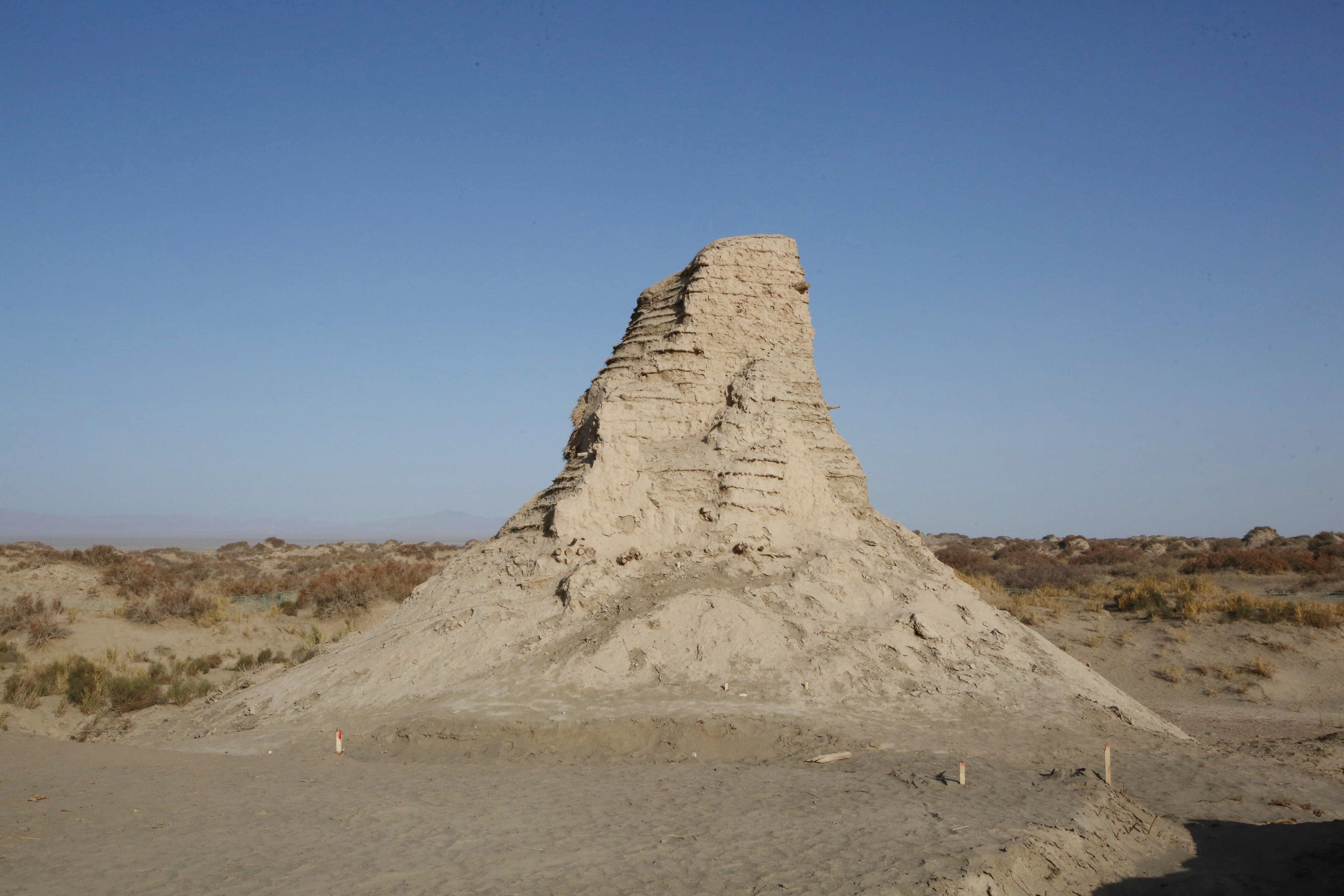 新疆尉犁县克亚克库都克烽燧遗址出土700多件唐代纸文书和木牍(1)