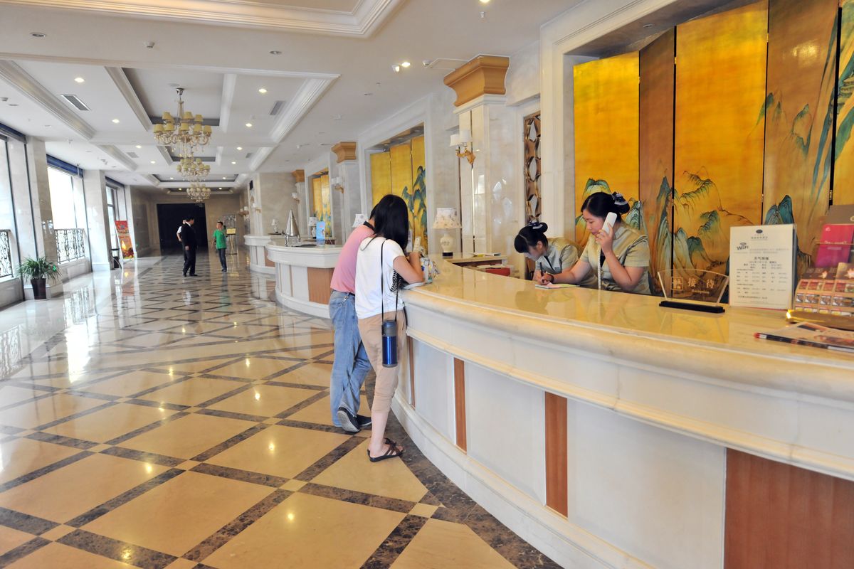 情侣深夜入住酒店,遇到警员突然查房怎么解释?前台道出答案