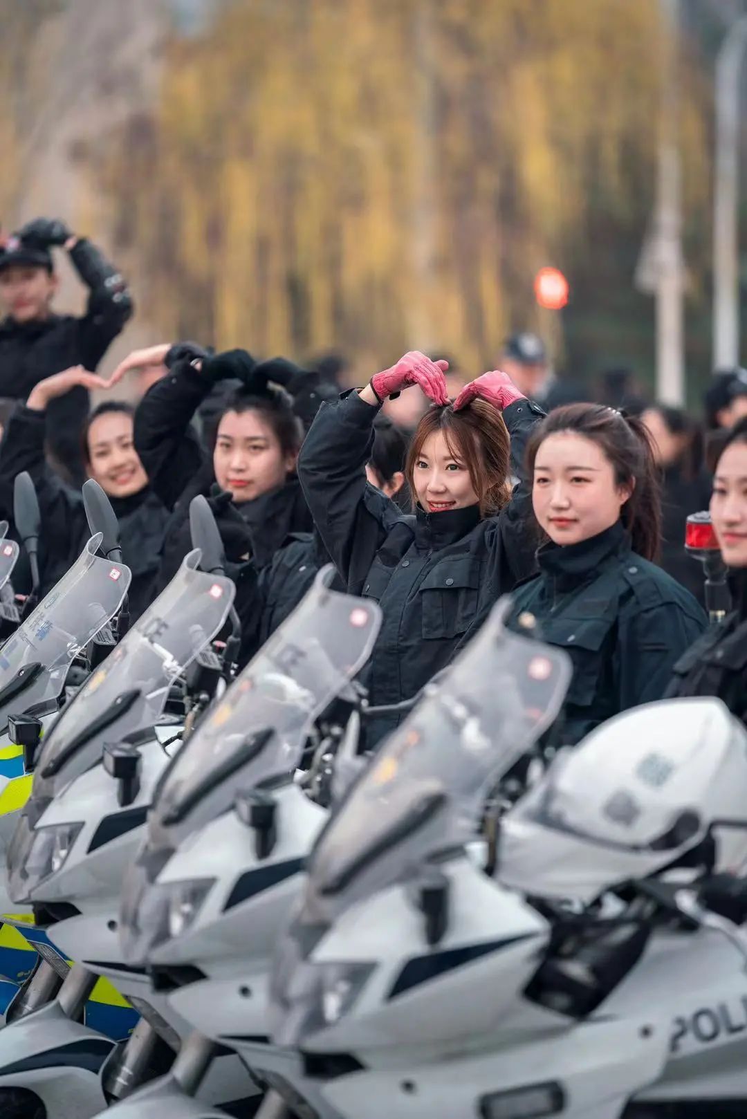女子铁骑,带上头盔就是"蜀黍"!