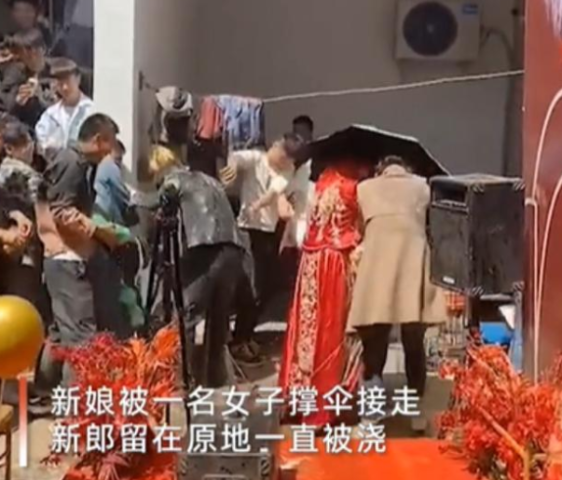 新人农村办婚礼遭遇过分婚闹,衣服湿透没法看,新娘气得当场走人